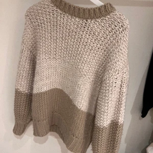 Stickad tröja NA-KD - Jättefin stickad tröja från NAKD men som tyvärr inte kommer till användning. Använd endast fåtal gånger. Storlek XXS/XS men passar även S/M eller 36/38.