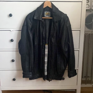 Läderjacka  - Skitsnygg oversized läderjacka som inte används längre. Vintage! Pris går att diskutera 