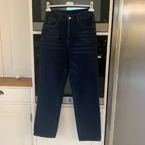 Säljer dessa high waist mörka jeans som inte längre kommer till användning❤️
