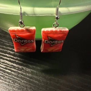 Örhänge DORITOS  - Nya örhänge med DORITOS. Krokarna är inköpta som nickelsäkra.