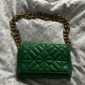 Väska - En helt oanvänd zara väska ( bottega dupe) 💕 får plats med mobilen 