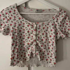 Toppar  - Två söta toppar i stl s, säljs då de inte används. 50kr styck ☺️