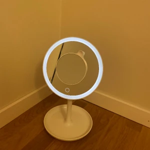 Beurer lysande sminkspegel - Säljer denna lysande sminkspegeln då den inte kommer till användning längre🩷spegeln går att vinkla åt alla håll och drivs på batterier ( super praktiskt )  Orginalpris: 349kr säljer för 150🩷 inga batterier tillkommer🩷skriv gärna om ni har några frågor