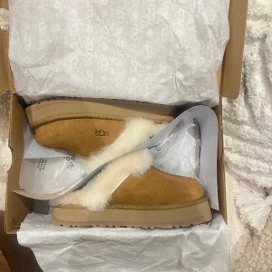 Ugg disquette tofflor - Säljer dessa uggs tofflor i modellen disquette. Helt slutsålda. Storlek 38. Helt nya aldrig använda. Tyvärr fel storlek för mig 😕