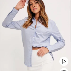 Skjortblus - Säljer min skjorta från Nelly. Från märket Pieces. 