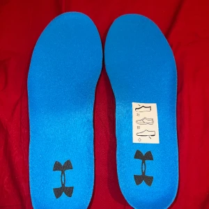 Under Armour sula - De är helt nya som man ser på bilderna, storlek 42. Säljer de för 50kr