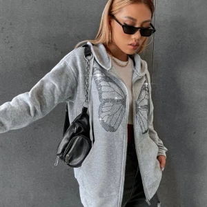 Grå zip Hoodie - Andvänd få tal gånger, säljer pågrund av att den inte används🤍 