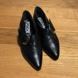 svarta kitten heels  - superfina svarta kittenheels bra skick bara lite för trånga för mig. Passar nog 37-38 med inte så breda fötter. Kontakta innan ni köper!!