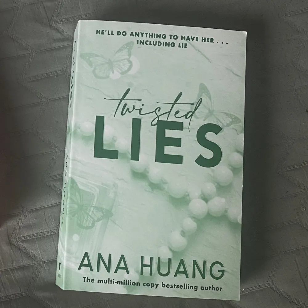 Skriven av Ana Huang på engelska. Inga markeringar eller kladd och inte kantstött. . Övrigt.