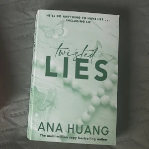 twisted lies  - Skriven av Ana Huang på engelska. Inga markeringar eller kladd och inte kantstött. 