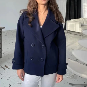 Design By Si Navy coat - Trenchcoat från Design By Si i färgen Navy. Storlek XS/S. Fint skick, köptes i höst. Köptes för 757kr. Kan ta egna bilder om det behövs.