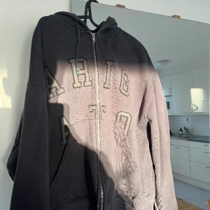 Axel arigato hoodie - Säljer denna Axel arigato Hoodie i storlek M pågrund av att den inte används längre. Hoodie är i jättebra skick och knappt använd!