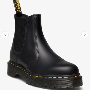 Dr Martens Chelsea boots - Säljer mina Chelsea boots då skorna är för stora för mig. Använda i några månader, nypris 2300kr. 
