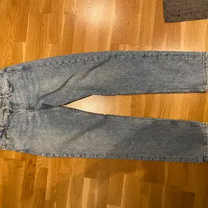 Ett par blåa jeans i storlek 29/32, säljs pga att jag inte kan ha dem längre
