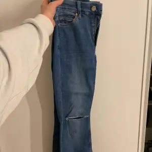Bootcut jeans som är ganska mjuka och stretchiga. Lite osäker på vad dom är från men skulle tippa på h&m eller något liknande. Passar S