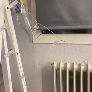 Ledslinga med klämmor  - 3m lång, 20 klämmor. Batterier följer ej med. Har aldrig använts. 3 bilden är en annan Ledslinga, men lika Dan.