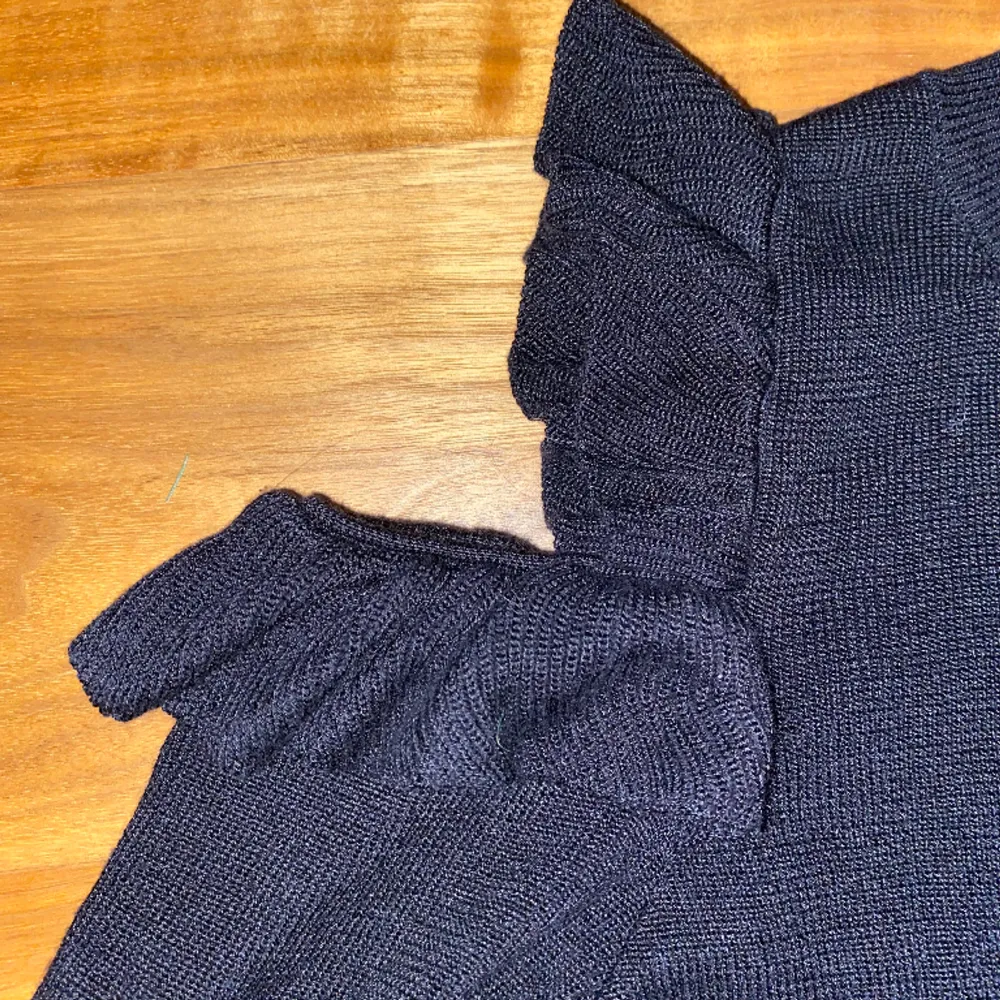 Säljer dendär jättefina svarta långärmade tröjan med rufflade axlar🖤Storleken är M men funkar jättebra som xs. . Hoodies.