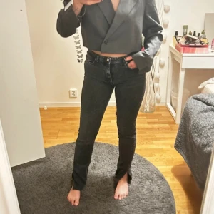 Grå jeans - Använda 1-2 gånger. Stretchiga och snygga. Passar både S och M.