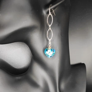 Handgjorda örhängen  - Min mamma tillverkar och designar egna smycken. Hjärtan i glas. 6 cm långa totalt. 