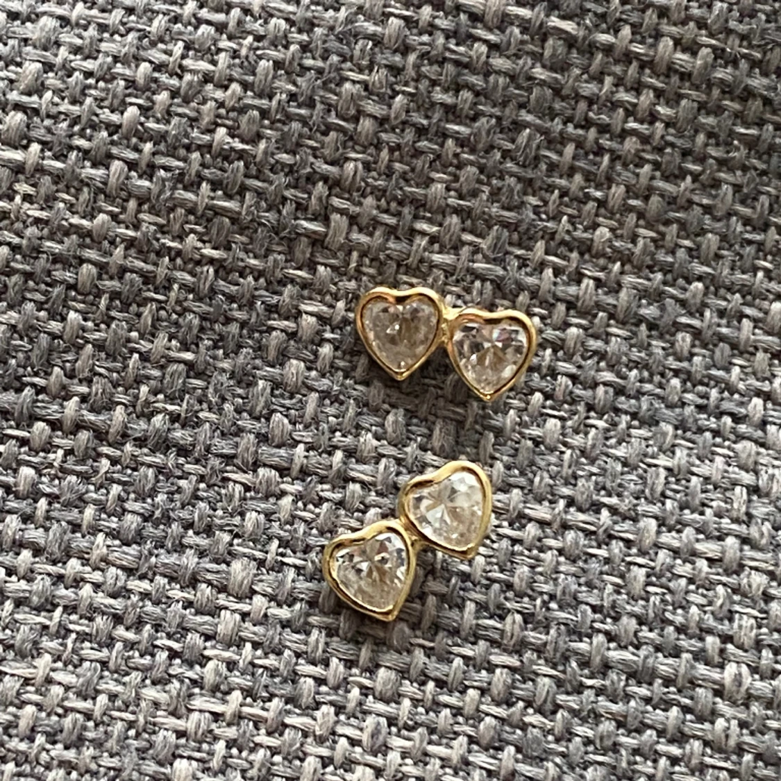 Guldörhängen med två hjärtan