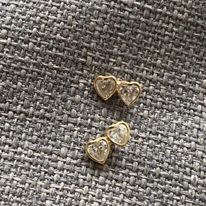 Guldörhängen med två hjärtan - Aldrig använda och är i äkta guld.  Kan posta men du står för frakten