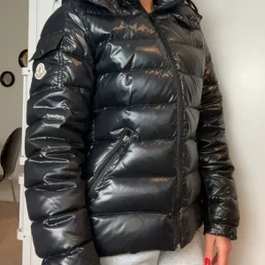 Moncler bady  - Hej jag säljer denna super snygga moncler Bady. Den är i fin skick. Kvittot och dustbag finns kvar. Hör av er om ni är intresserad av att köpa.  Först till kvarn❤️