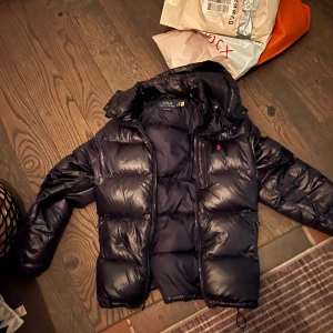 Polo Jacka Navy Blue Glossy S - Nypris ca 6000, använts i ca 2 månader, inga skador hursomhelst och är som ny, letar efter 4000 för den, har digitalt kvitto! dock är priset inte hugget i sten och är även öppen för byten! Kan även mötas upp i Stockholm, Nacka.