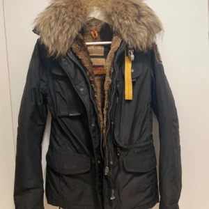 Parajumperjacka - Äkta parajumper strl S, inköpt på NK i göteborg, använd men i gott skick som ny.