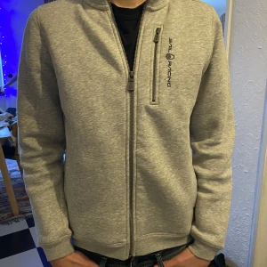Sail racing tröja strlk 170 - Säljer min Sail racing tröja, aldrig använd nypris 1100 kr. Inga fläckar eller konstigheter, hör av er om pris och annat.