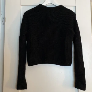 Stickadtröja - Säljer denna stickade tröja som är lite kortare i modellen, skicket är bra🖤