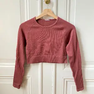 Slutsåld Aimn seamless rosa croppad långärmad tröja i storlek M som säljs pga jag har för mycket träningskläder. Använd 1 gång så skicket är som ny! Säljer även matchande tights i separat annons 🩷🥰