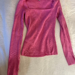 Rosa topp - Har andvänt den 1 gång. Är i storlek small och den har väldig stretchig material.