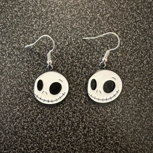 Örhänge The Nightmare Before Christmas - Örhänge med The Nightmare Before Christmas. Krokarna är inköpta som nickelsäkra.