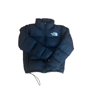 north face puffer jacket - north face puffer jacket i storlek xs dam. lite sliten längst ner men märks ej. köptes för 2799kr. priset går att diskutera 😛 skriv om ni har frågor