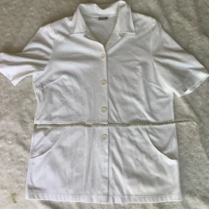 Vit vintage skjorta - Str 44. Köpt men aldrig använd. Har fickor fram. Vid funderingar skicka gärna pm. 💖😊