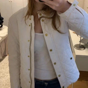 Vit dunjacka med knapp🤍 - Jättesöt dunjacka till våren💕 säljs för att den inte används längre, kontakta mig för fler bilder, frågor och intresse!