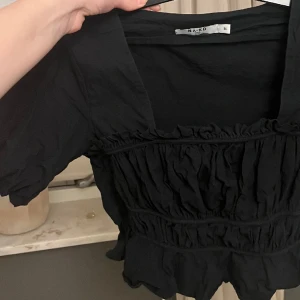 Topp - Jättesöt topp med puffärmar och fyrkantig hals. Skriv för mer bilder på 💫