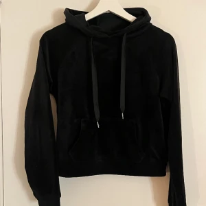 Velour hoodie - Tröja från Gina tricot med en huva med en dragsko i satin och ficka framtill. Nyskick