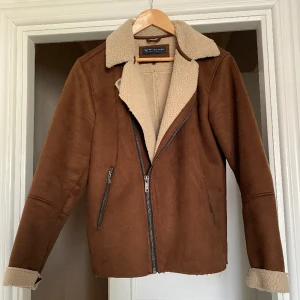 Jacka från Jack&Jones - Endast använd ett fåtal gånger och säljes nu pga att den har blivit för liten.