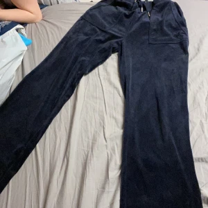 Mörkblåa juciy byxor  - Storlek 14-15 ungefär S/M, dem är sydda i midjan men det men det går att klippa bort tråden och det är ett litet hål nere vid benet men inget som syns tvättade 3 gånger