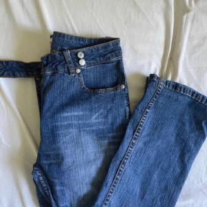 Y2K vintage Miss Sixty  - GALNA vintage Miss Sixty-jeans!!! Köpta second hand men aldrig använt pga för små. Det är barnstorlek på lappen men jag (strl 38) får på mig dem, skulle bedöma storleken till 36. SÅ snygga och trendiga!