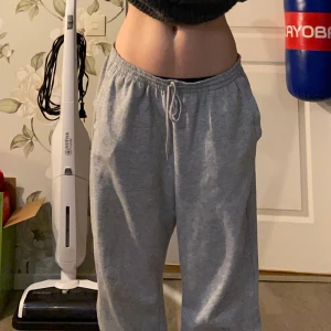 Mjukisbyxor - Världens mest perfekta mjukisbyxor, jag själv är en storlek S/M medan byxorna är i storlek XXL, så passar allt där emellan🥰Osäker på ifall jag vill sälja, så endast vid bra bud isåfall❤️