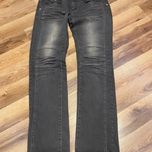 Ascoola vintage Y2K Pepe jeans - LIVETS JEANS! Otroligt coola med detaljer på baksida och vid fickor. Köpa second hand, aldrig använda hos pga för små tyvärr. 