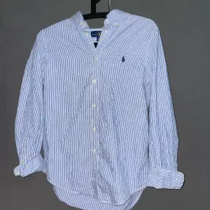 Randig Ralph Lauren skjorta i storlek xs mint condition pris 350kr men kan diskuteras vid snabb affär.