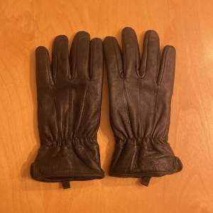 Tjena säljer dessa feta läder handskar. Eftersom Beställde dom i fel storlek. Pris kan diskuteras. Ny pris 300 . Mit 200