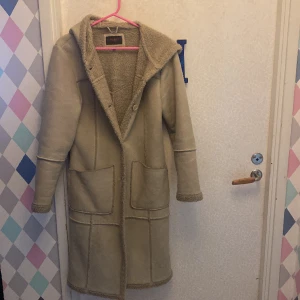 lång kappa - säljer min beigea lång kappa ,den är endast använd 1 gång