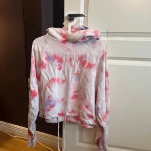 Hoodie, huvtröja, sweatshirt, tjocktröja från Bikbok - En hoodie i storlek s från bikbok i kortare modell. 