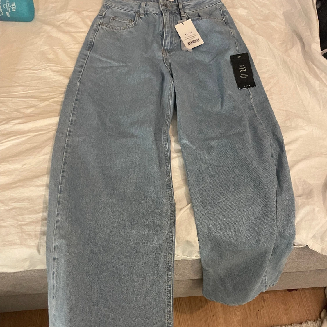 Oanvända ljus blåa jeans 