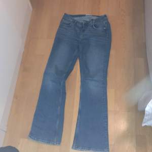 Säljer dessa Gina tricot jeans strl 168 i nyskick💞 nypris: 500kr