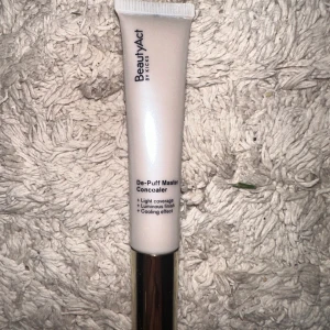 Concealer  - Oanvänd concealer från kicks beauty act som säljes då det tyvärr är fel färg. I färgen 03